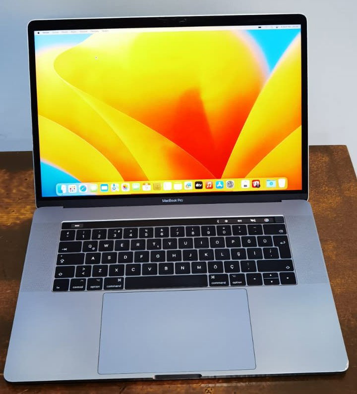 Apple MacBook Pro A1707 i7-7820HQ 15" 16 RAM 500 SSD MacOS Notebook DARBELİ - Outlet