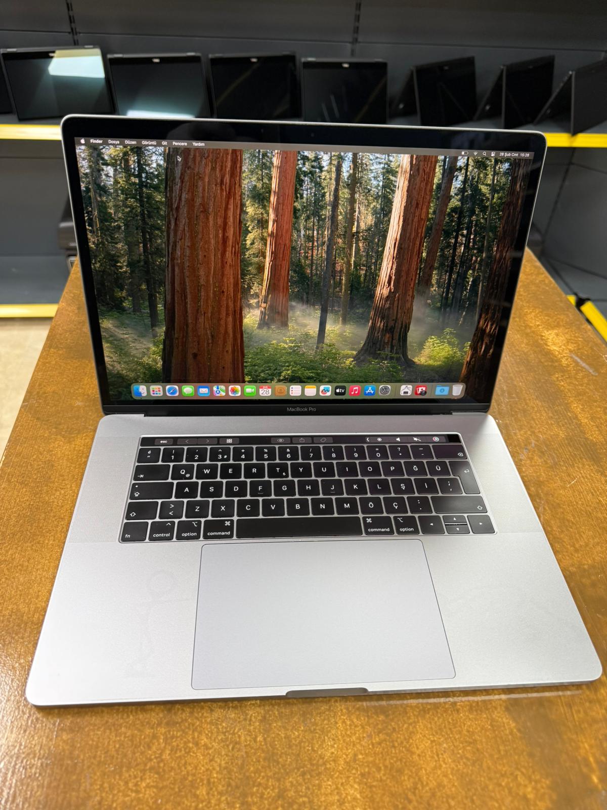 Apple MacBook Pro A1990 Intel Core i7-8850H 15.4" 16 RAM 500 SSD (4GB Ekran Kartlı) MacOS Notebook - Outlet